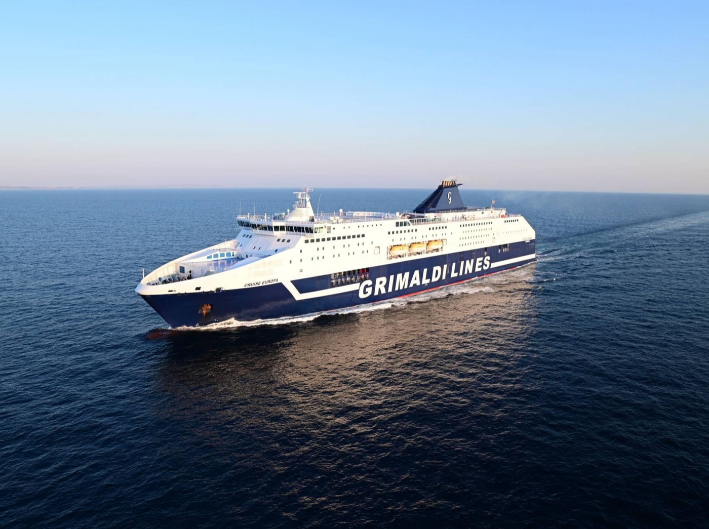 Ferry de Grimaldi Lines navegando